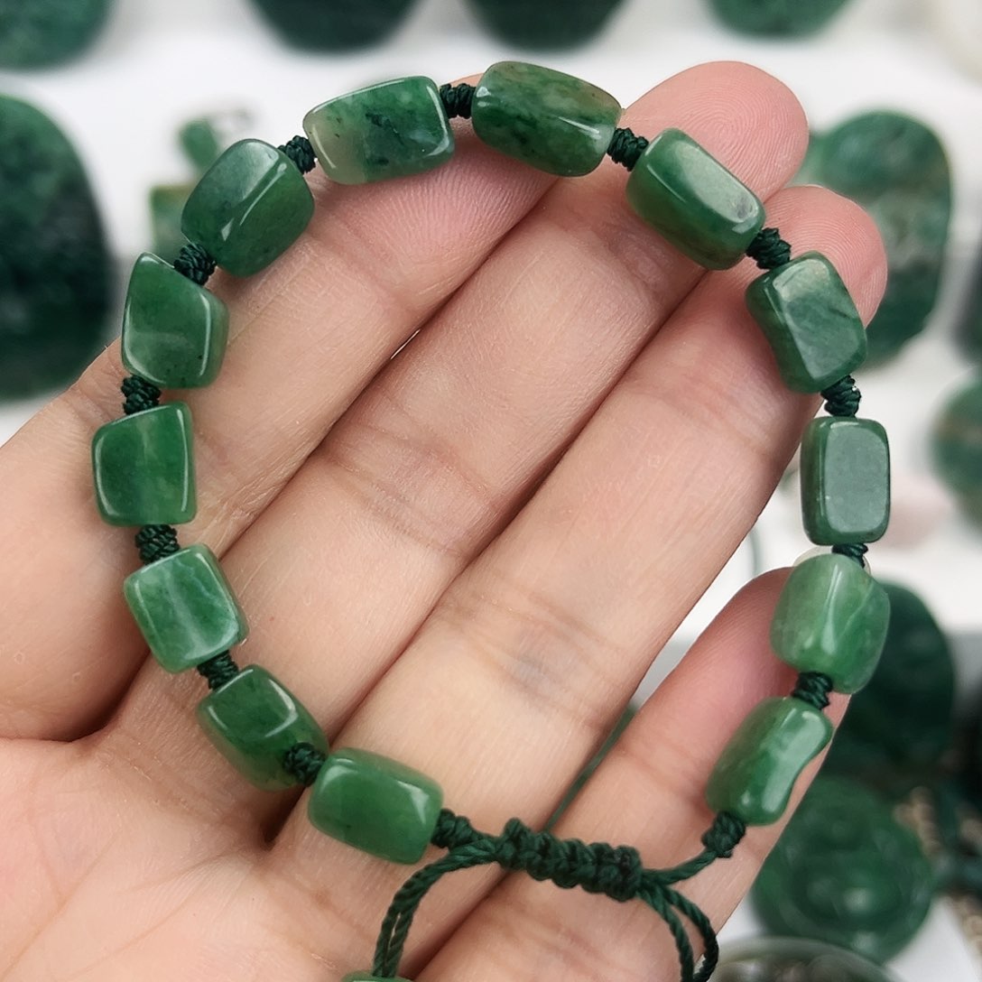 独山玉颈饰未镶嵌