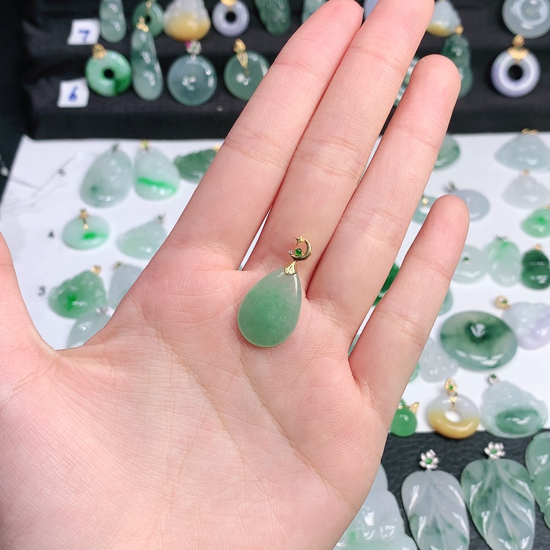 翡翠颈饰未镶嵌翡翠