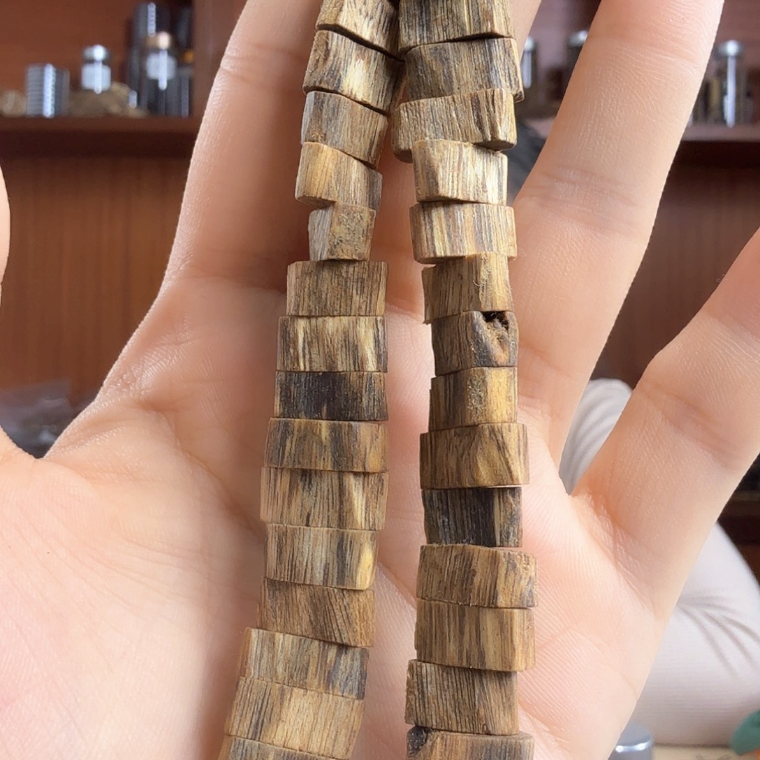 沉香碎屑沉香奇楠沉香乌身圆叶原材料车挂一条9g