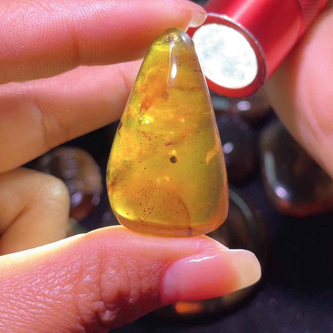 琥珀裸石未镶嵌？