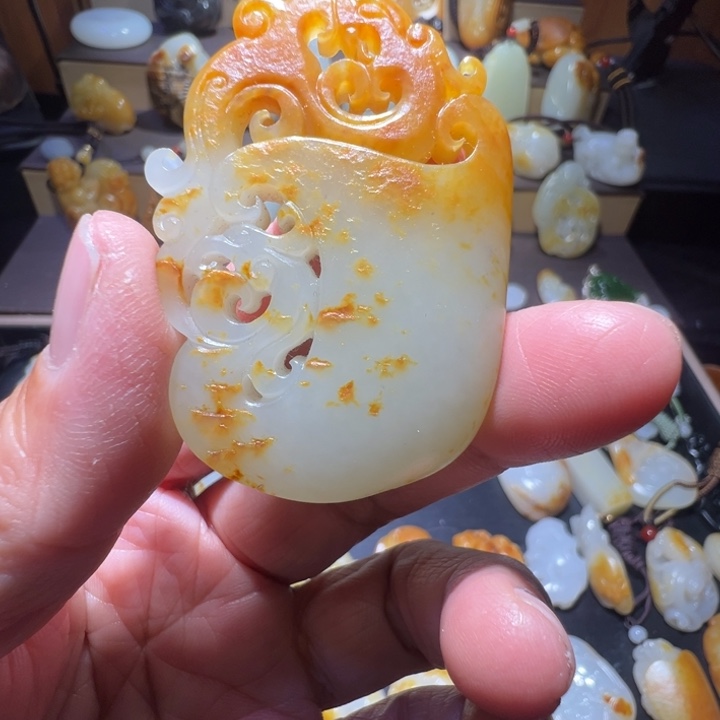 雨***枫和田玉未镶嵌颈饰