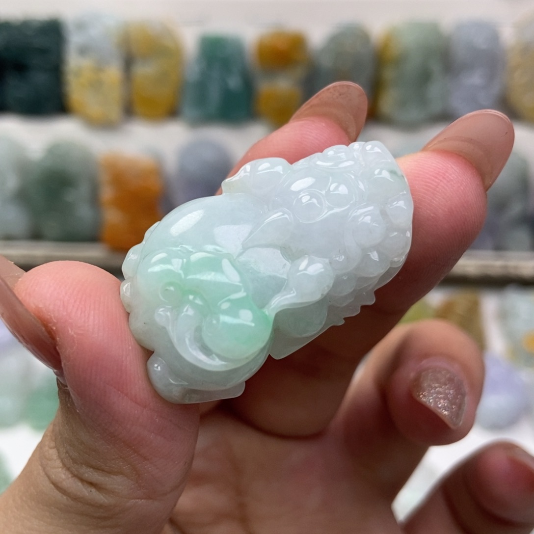 翡翠未镶嵌吊坠(赠链)