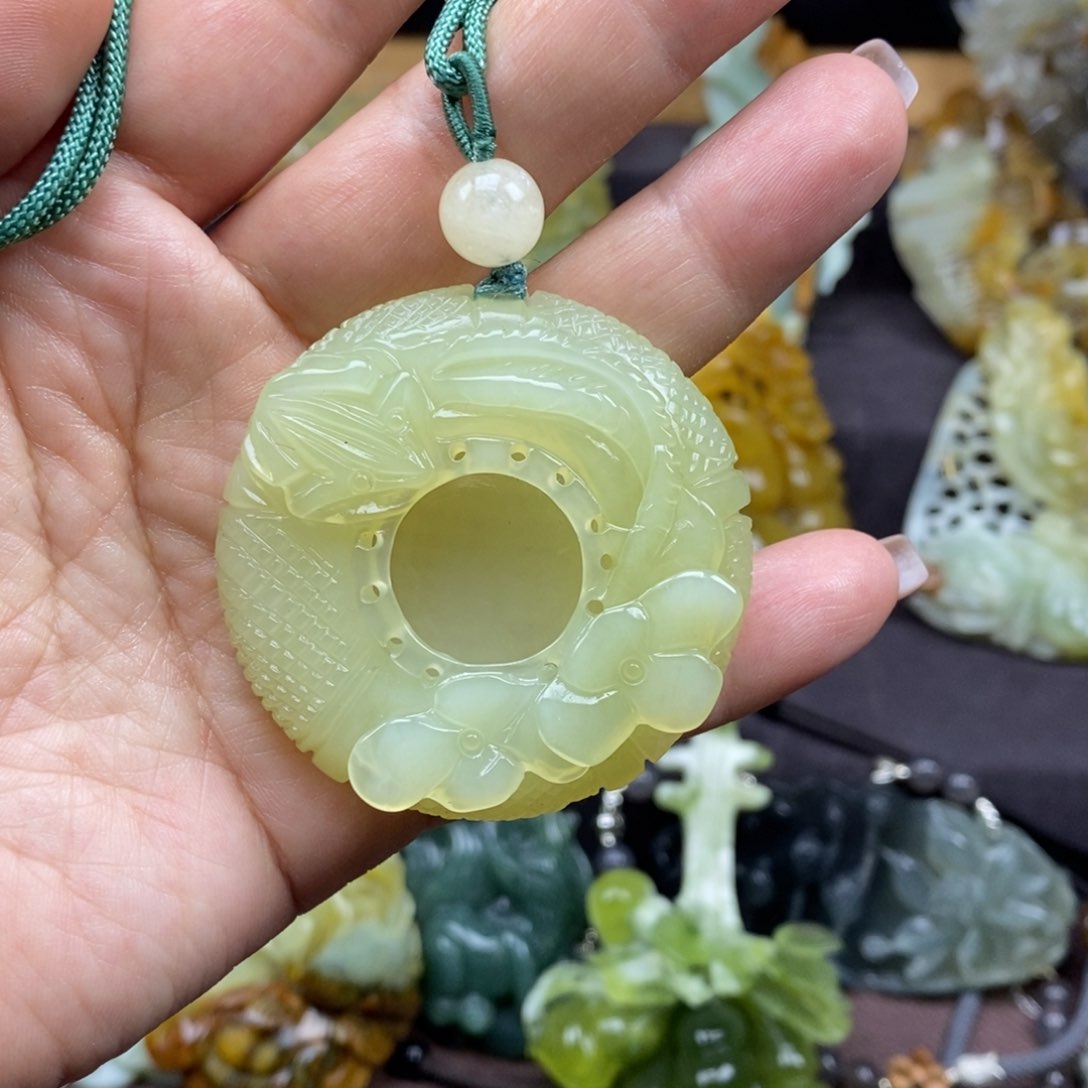 蛇纹石玉颈饰未镶嵌