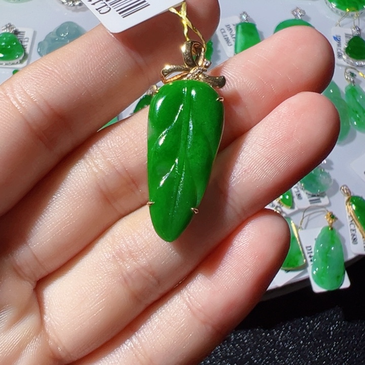 翡翠挂件18K金镶嵌翡翠