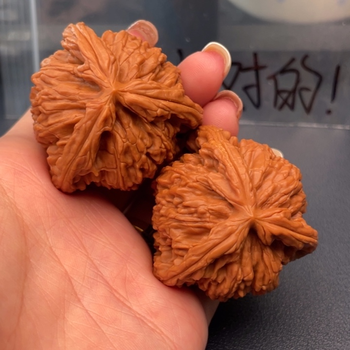 小***涛文玩核桃吊坠白狮子