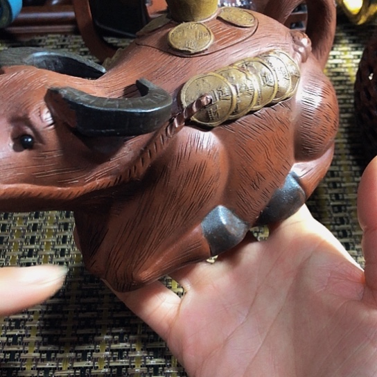 紫砂茶壶原矿泥料手工制作的紫砂壶。