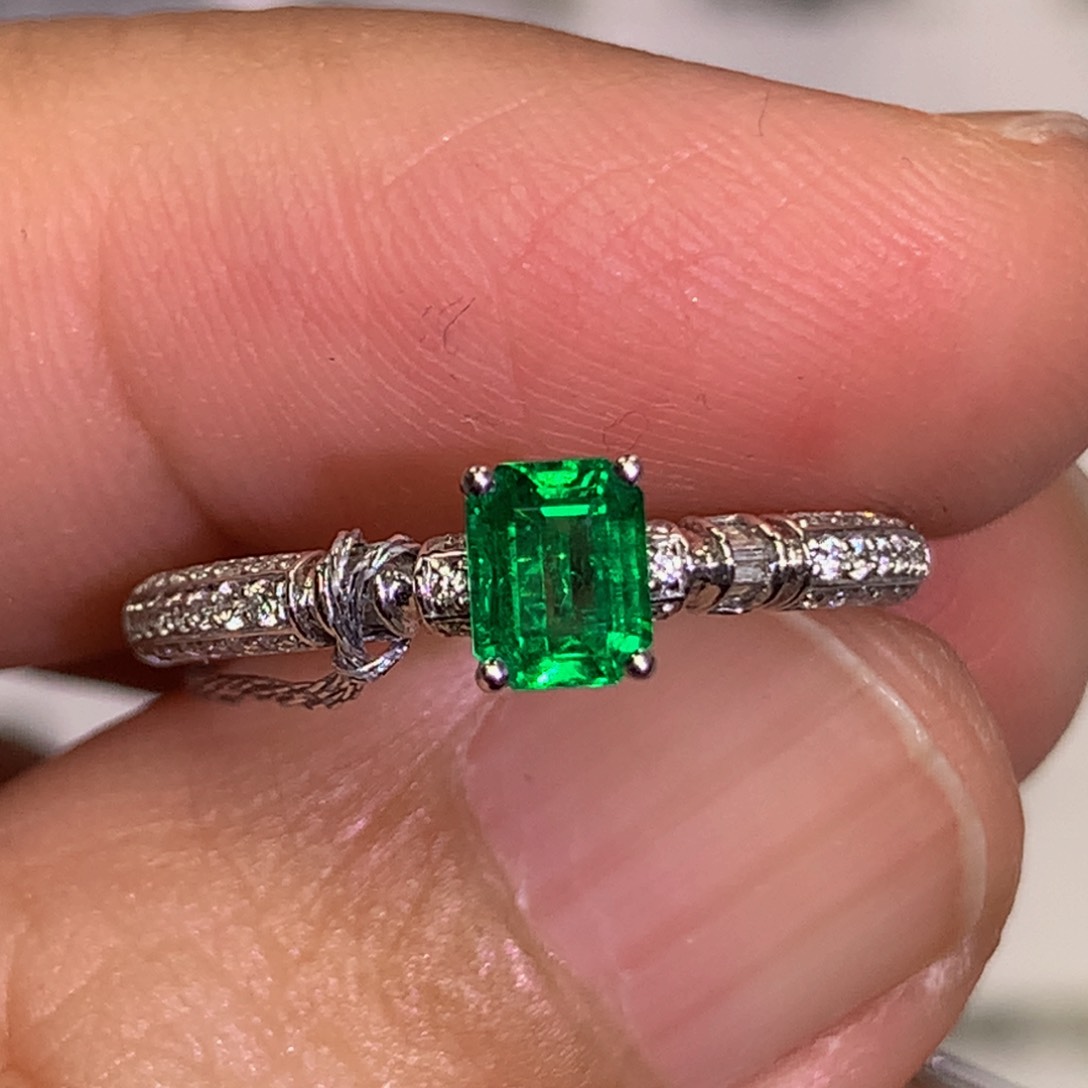 祖母绿戒指18K金镶嵌