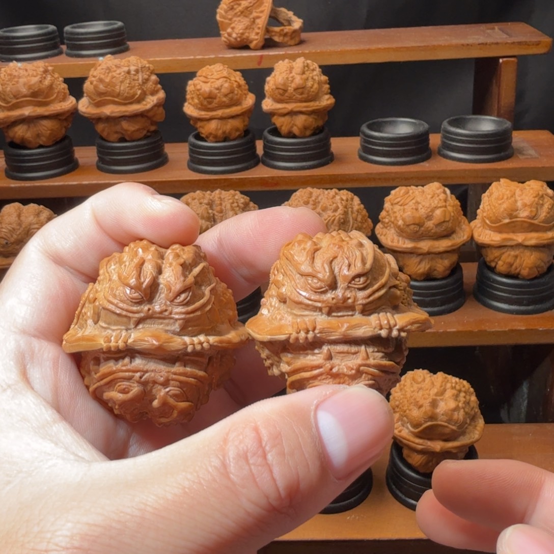 #***7核桃把件蛤蟆头雕刻龙蟾双面