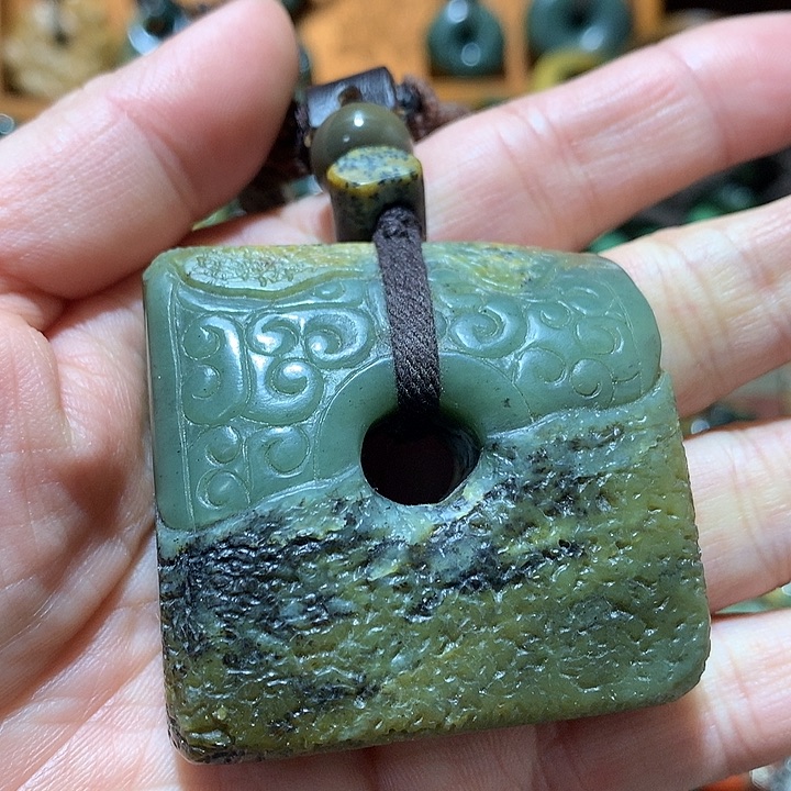 未镶嵌岫岩河磨玉（透闪石质玉）挂件麒*