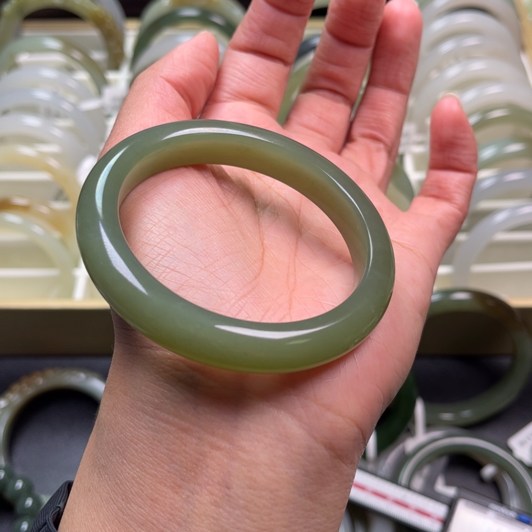 七***月和田玉未镶嵌手镯56圈