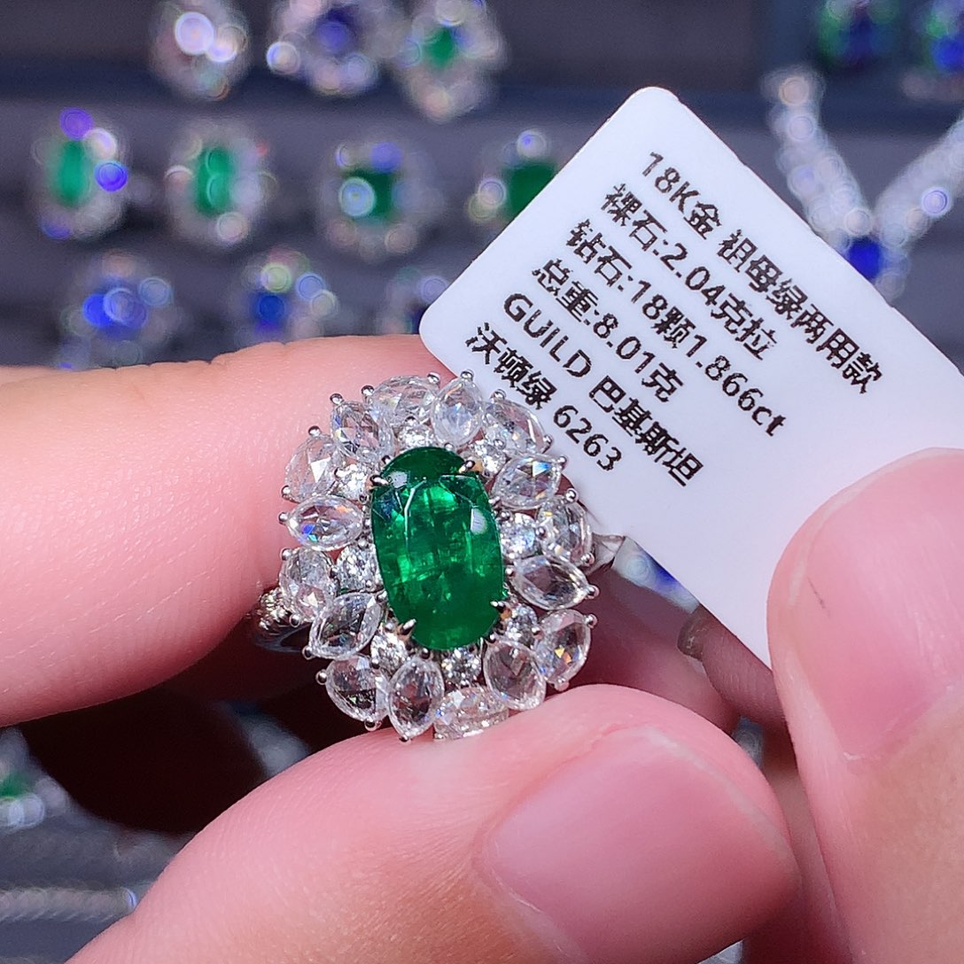 18K金镶嵌祖母绿戒指