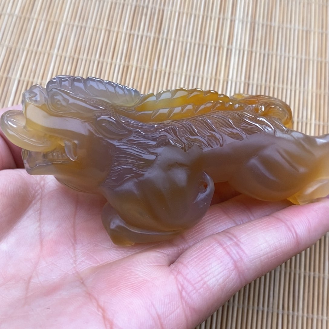 玛瑙/玉髓把件未镶嵌金*妹