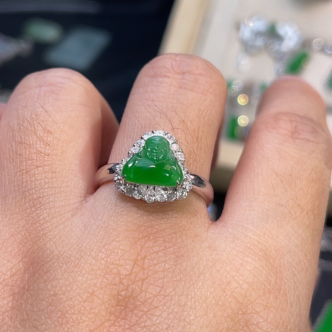 翡翠18K金镶嵌戒指阳绿财神爷