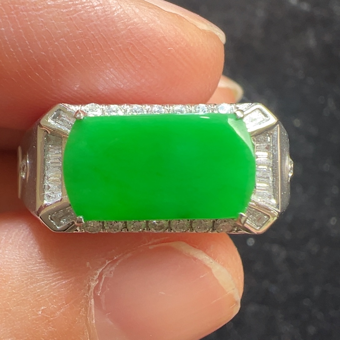 翡翠18K金镶嵌戒指