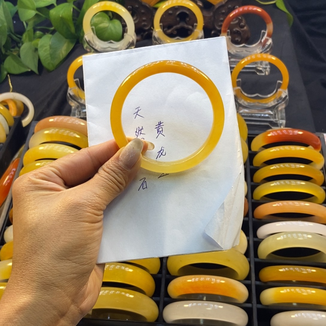 卖***妹石英质玉（黄龙玉）未镶嵌手镯阳阳