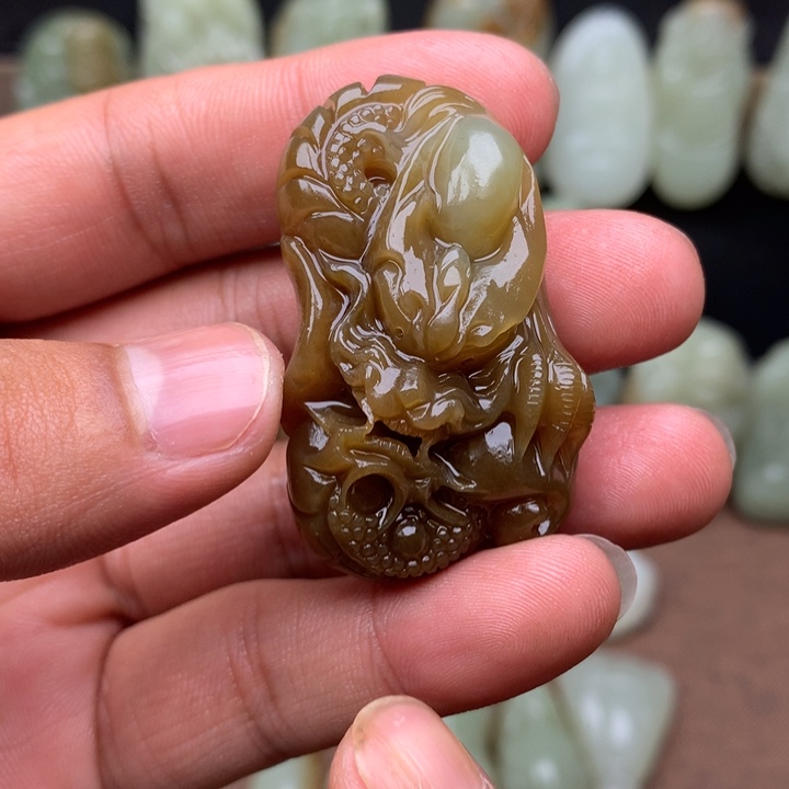 行***者和田玉（糖玉）未镶嵌颈饰