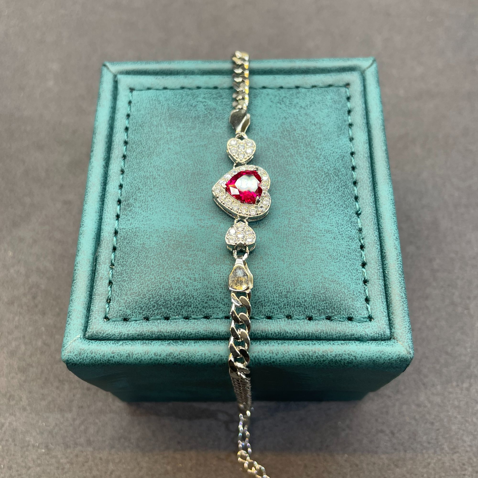 【Vivia】甄选  古巴微镶红爱心手链1.0CT
