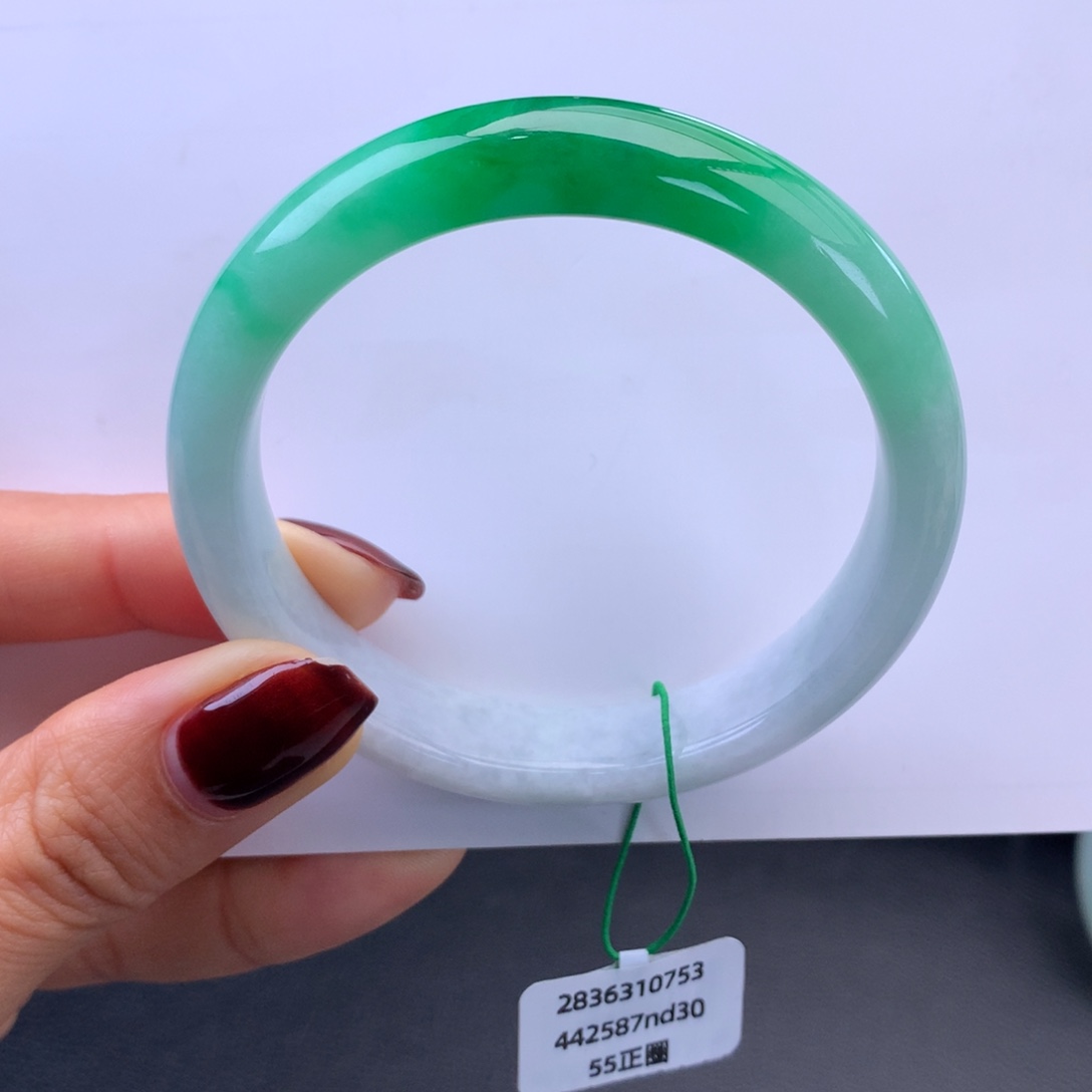 翡翠未镶嵌手镯白底辣绿手镯（细纹）