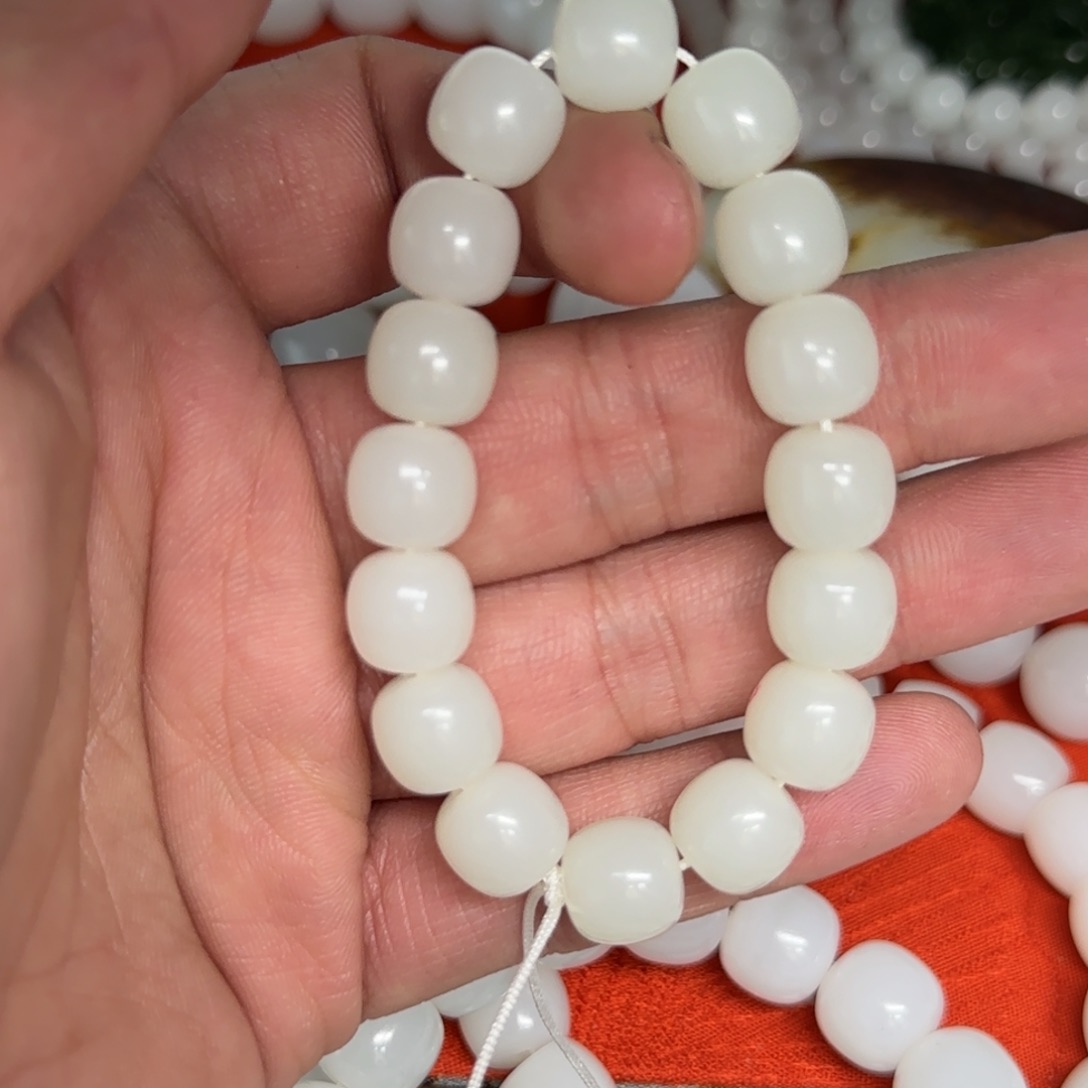 和田玉颈饰未镶嵌Y****陈