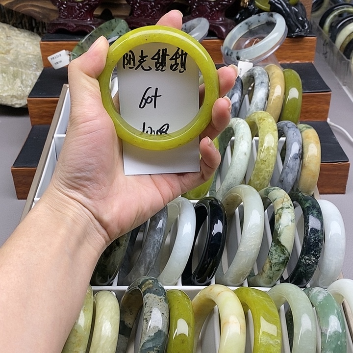 蛇纹石玉未镶嵌手镯