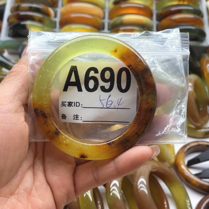 蛇纹石玉手镯未镶嵌