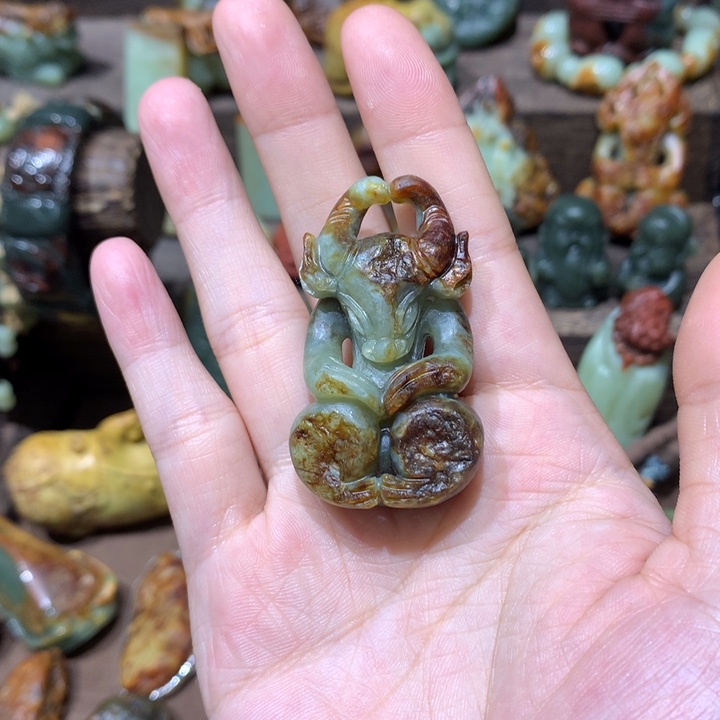 未镶嵌岫岩河磨玉（透闪石质玉）挂件