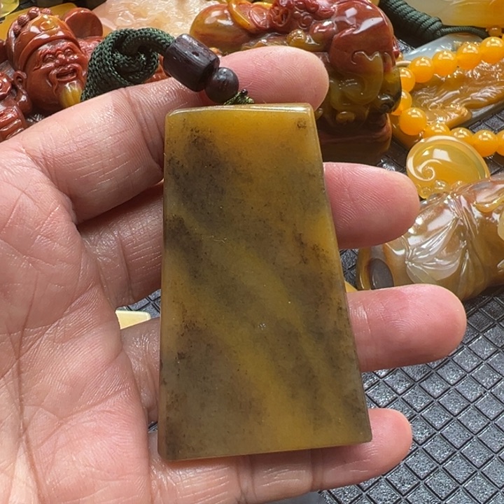 石英质玉（黄龙玉）颈饰未镶嵌