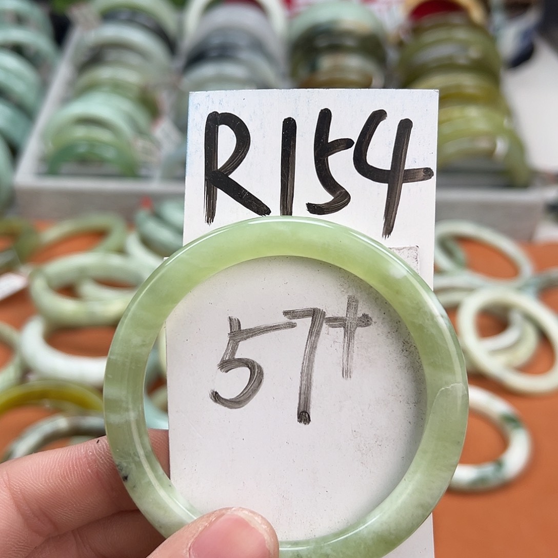 岫玉手镯未镶嵌天然岫玉微瑕，可以正常佩戴