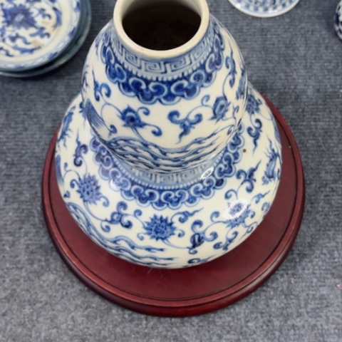 不**茶个青花缠枝花卉葫芦瓶