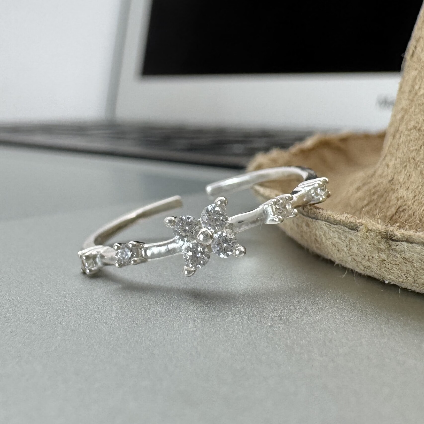 足银戒指 甜美原创设计女满钻百搭足银戒指四叶花芒星戒指