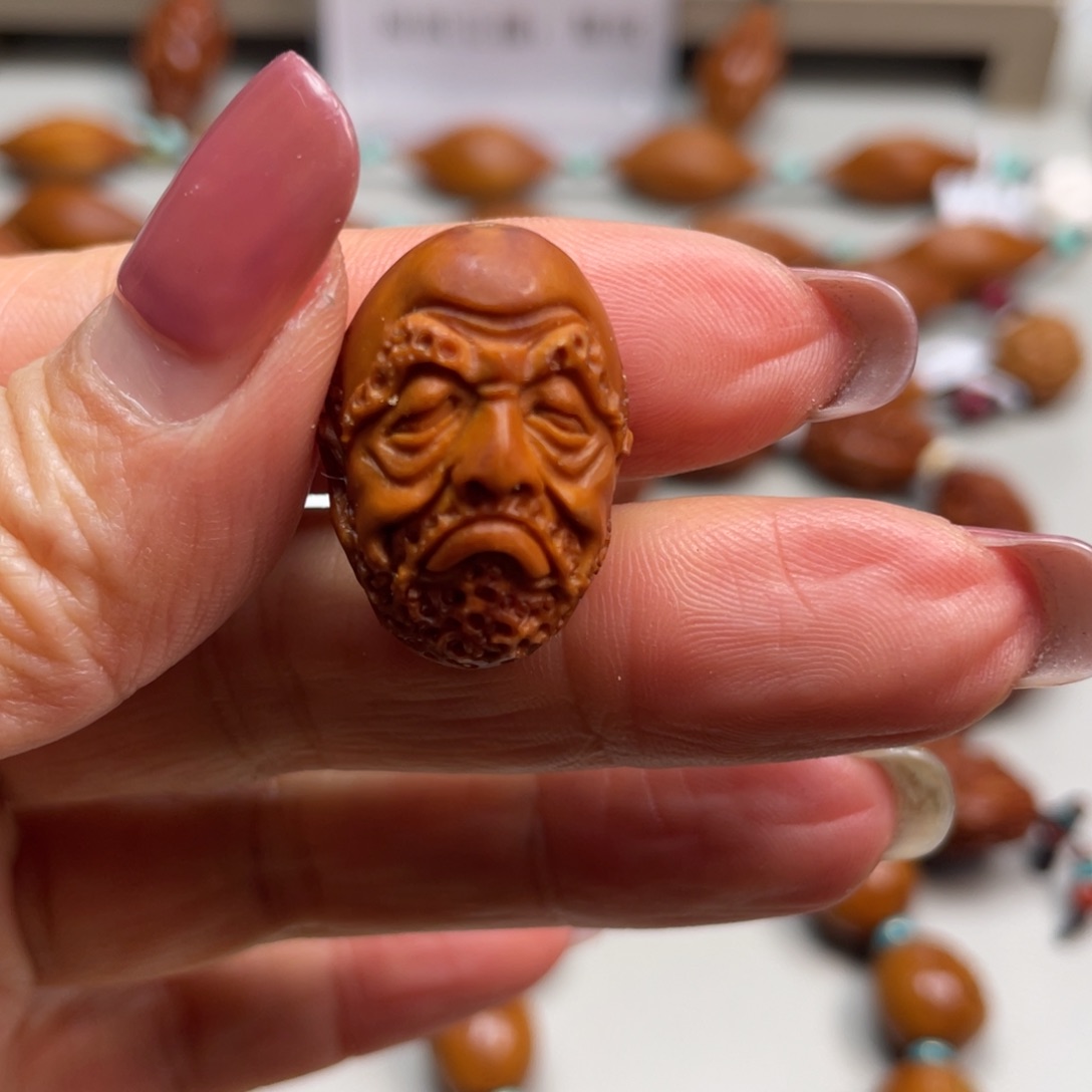 橄榄核手串哈**粑橄榄核雕工艺