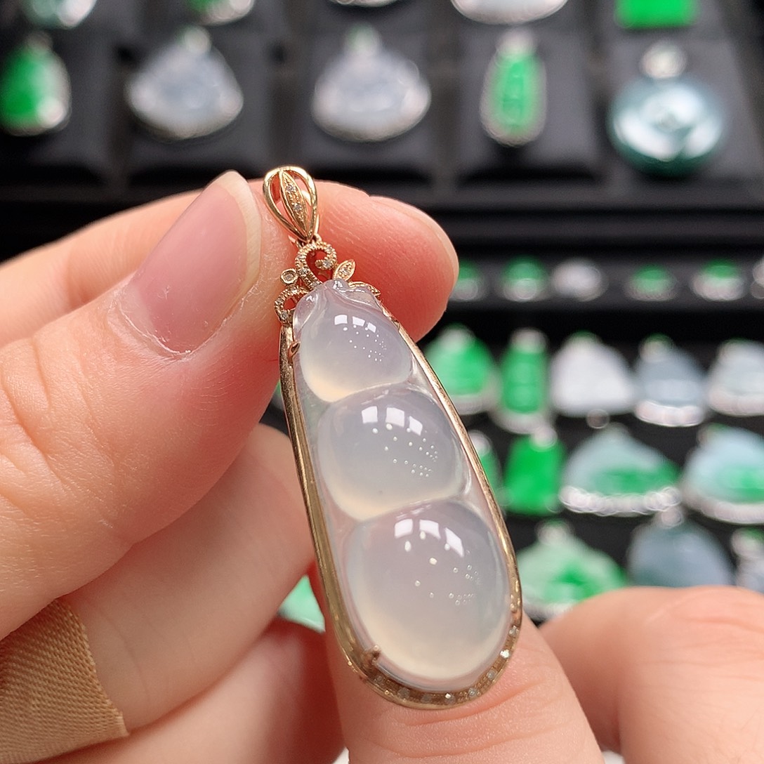 颈饰18K金镶嵌翡翠福豆