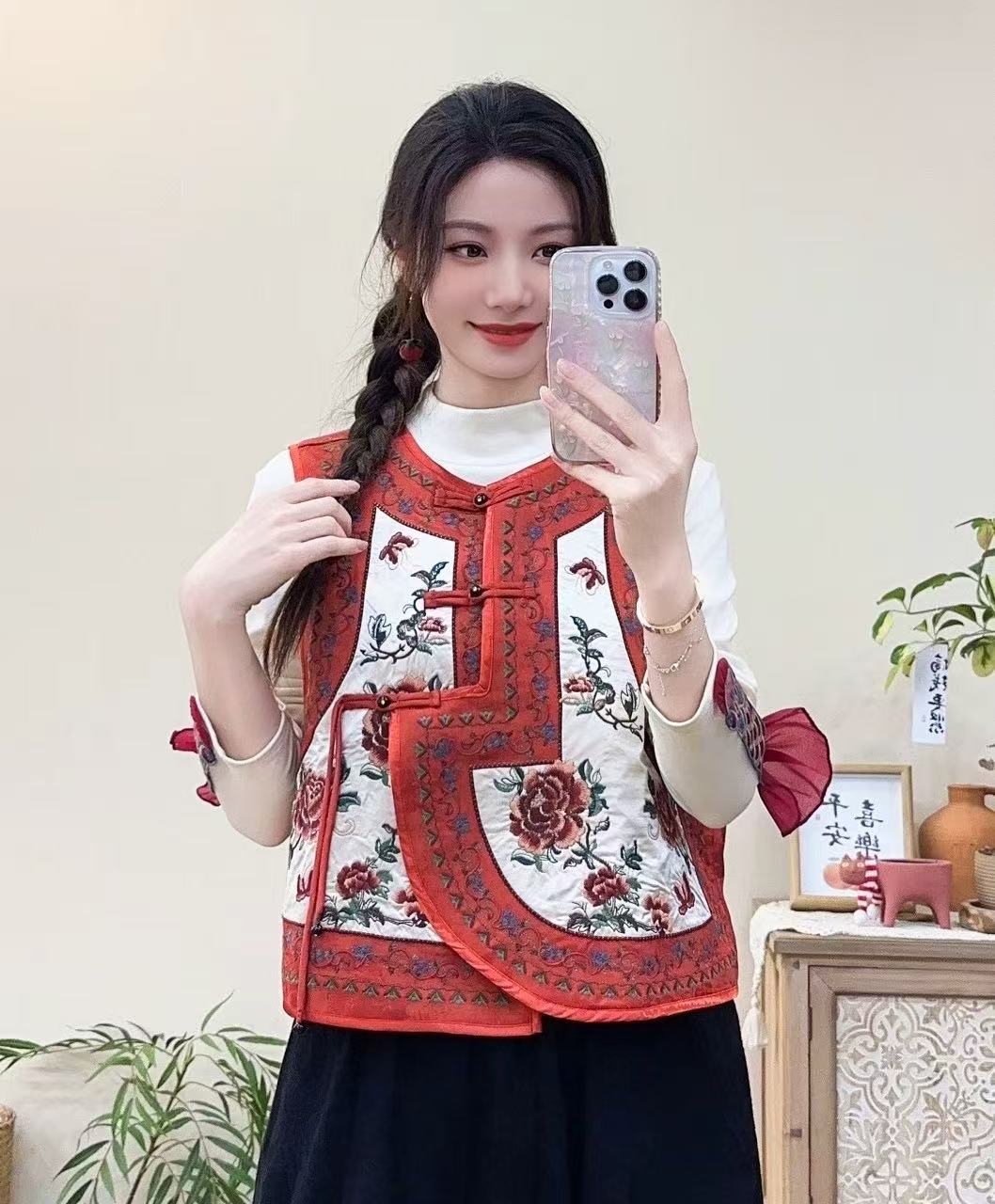 2025秋季新款新中式国风缎面刺绣花马甲女宽松显瘦百搭坎肩马夹女