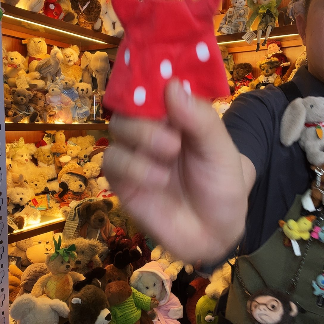 毛绒红斑点衣服。     