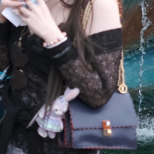 95新 FENDI/芬迪 Kan I蓝金单肩斜挎链条包中号29361463