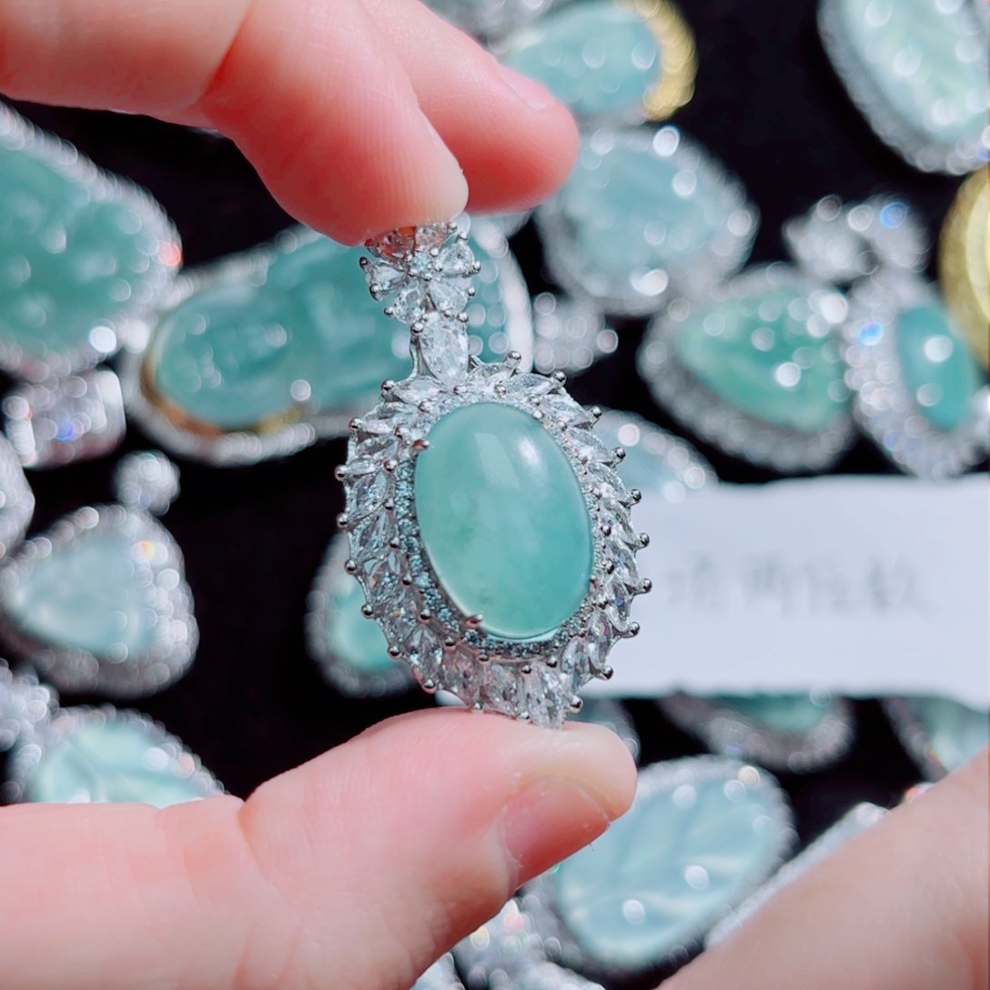 翡翠颈饰未镶嵌蛋面