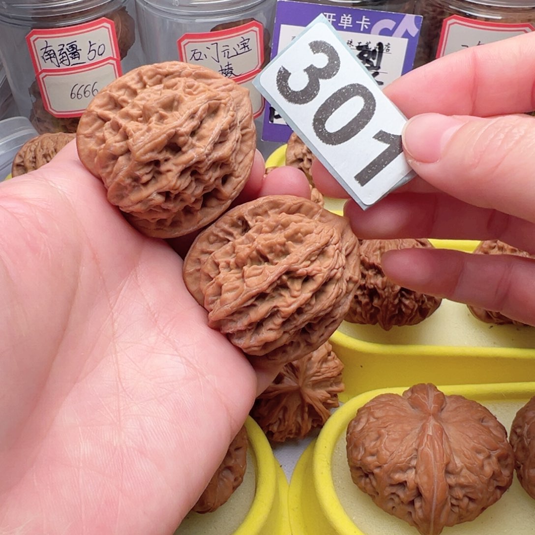 文玩核桃把件灰***?文玩301