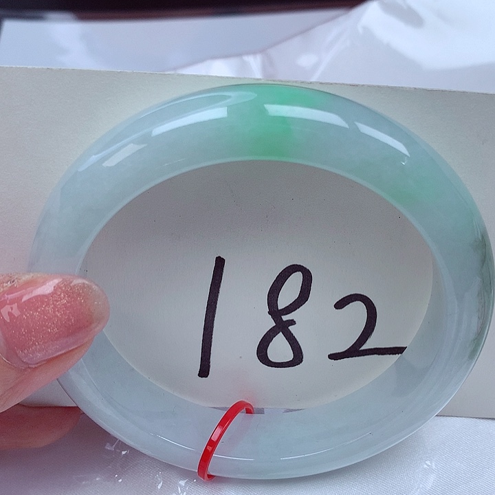 翡翠手镯未镶嵌翡翠