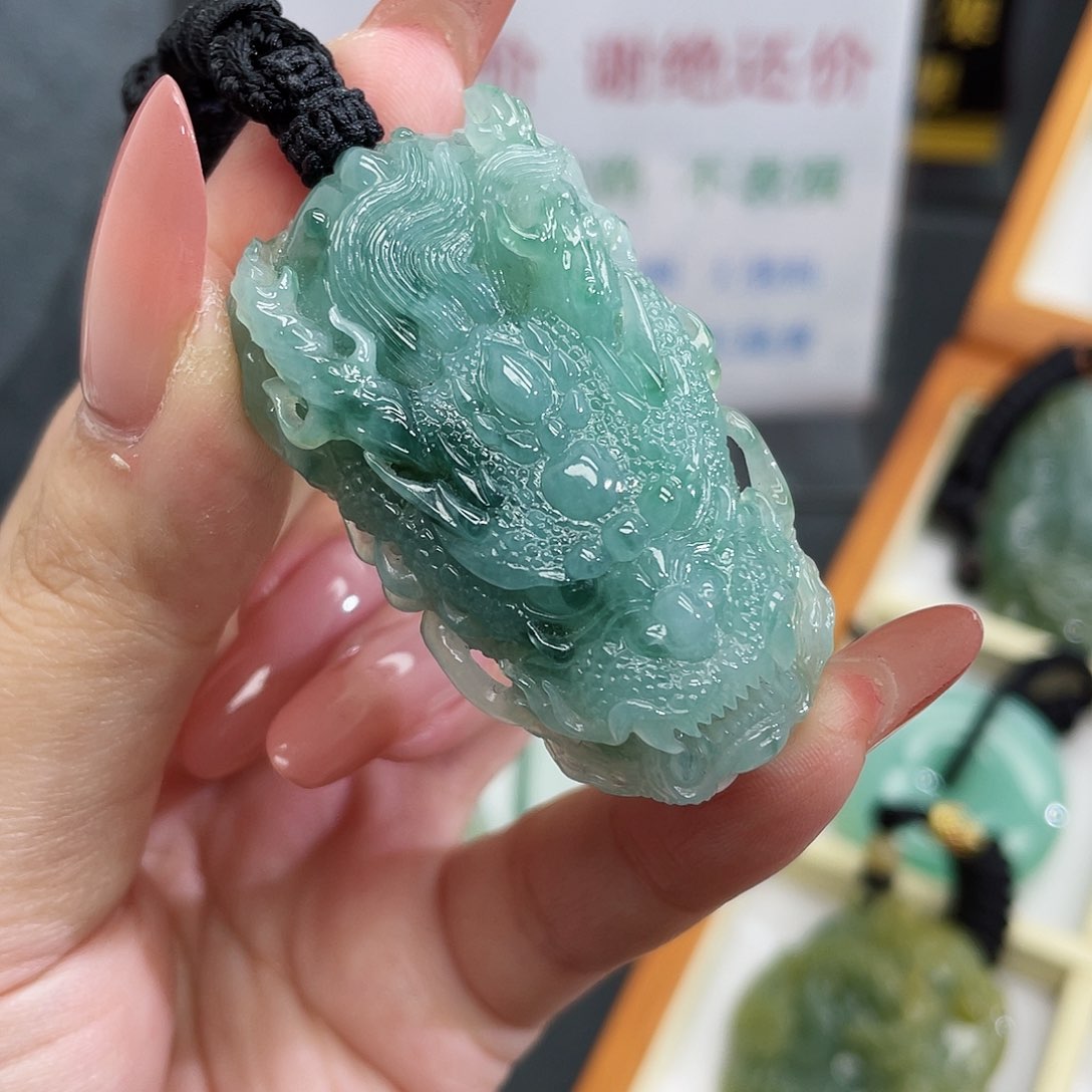 翡翠未镶嵌颈饰龙头