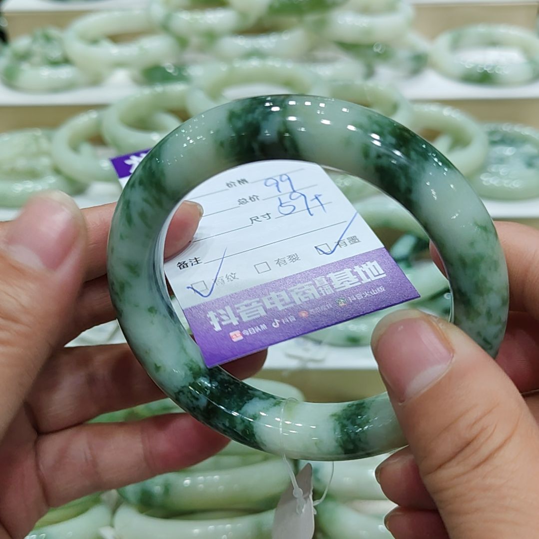透闪石-蛇纹石玉手镯未镶嵌芝****?