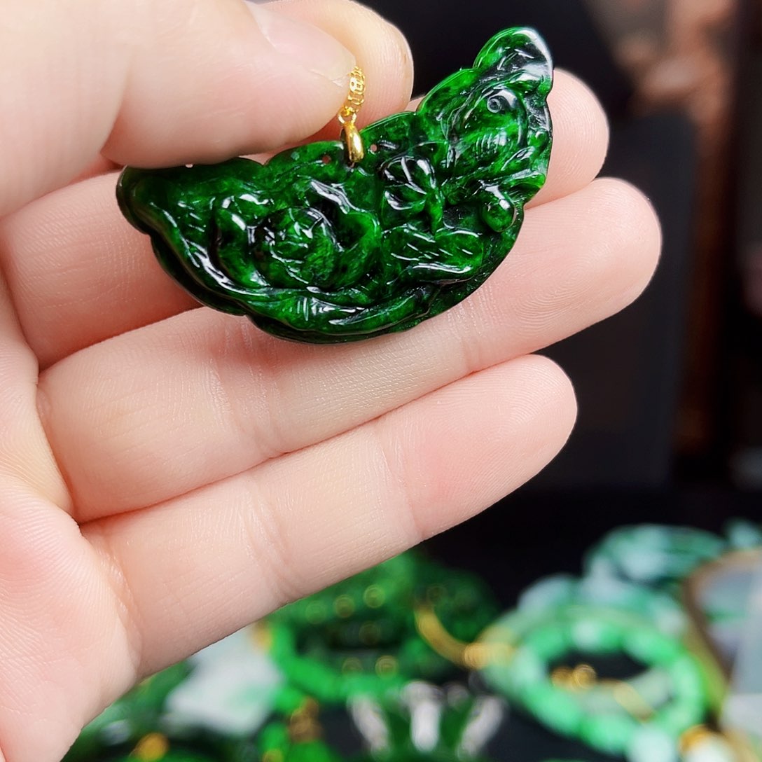 翡翠颈饰18K金镶嵌吊坠