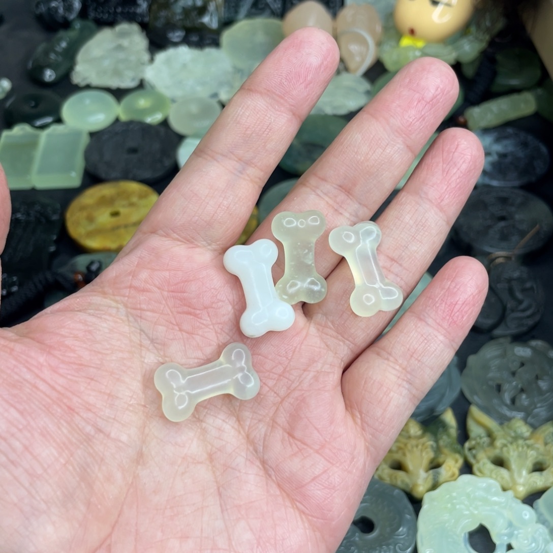 岫玉未镶嵌颈饰骨头