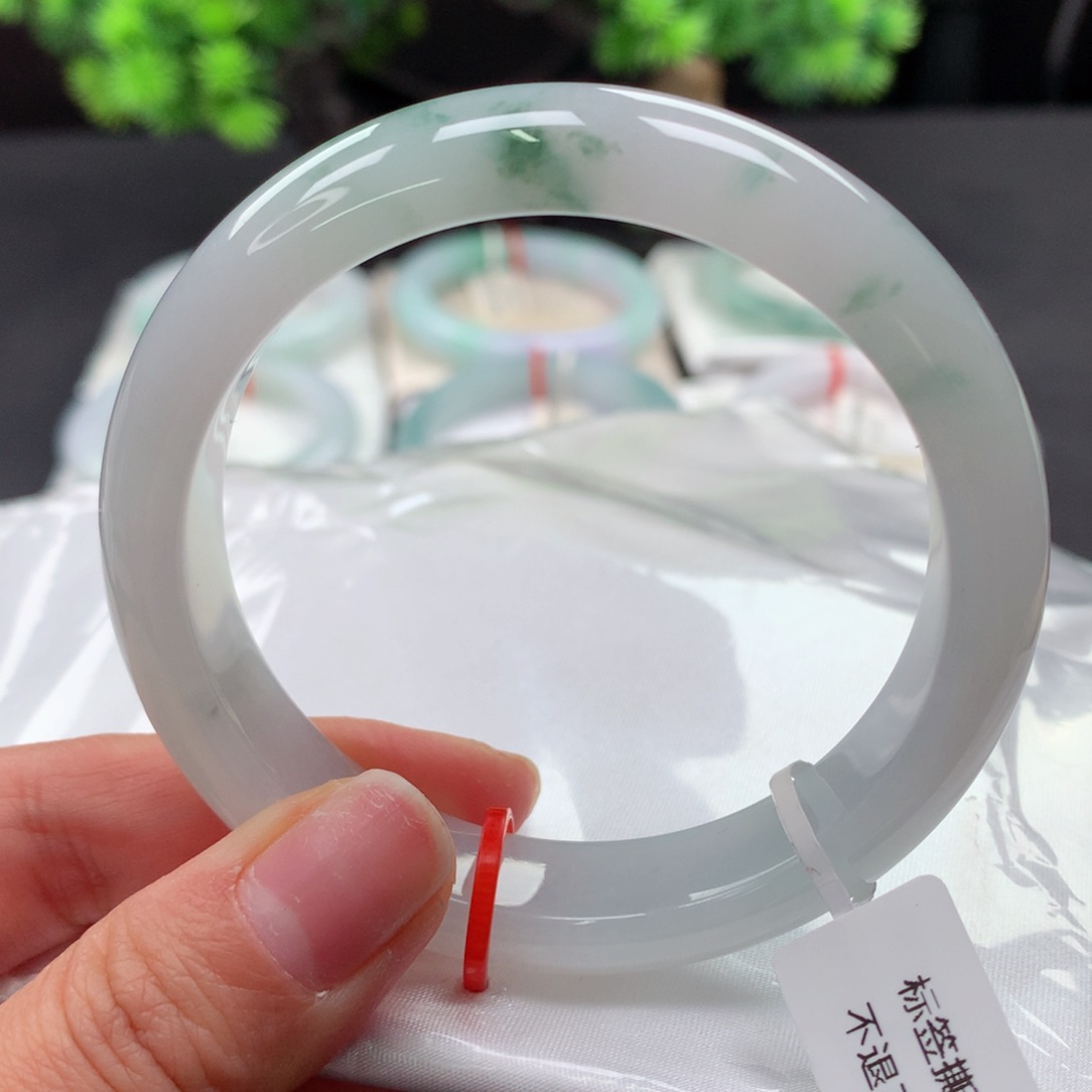 翡翠手镯未镶嵌56飘绿花