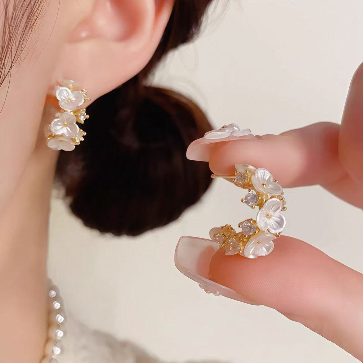 合金贝壳耳饰 1842合金高级感满锆贝壳山茶花C型耳环