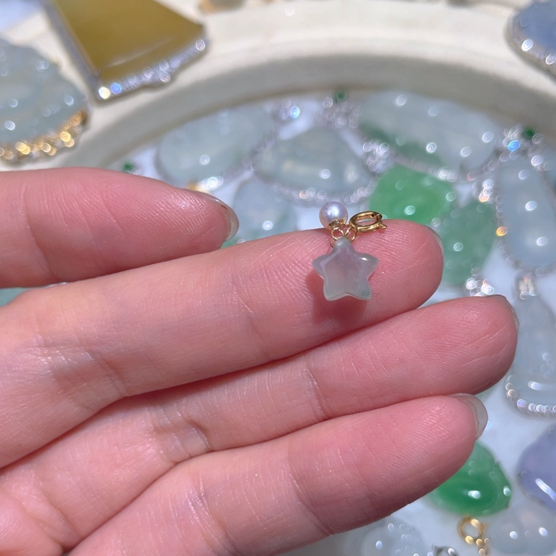 翡翠颈饰18K金镶嵌翡翠