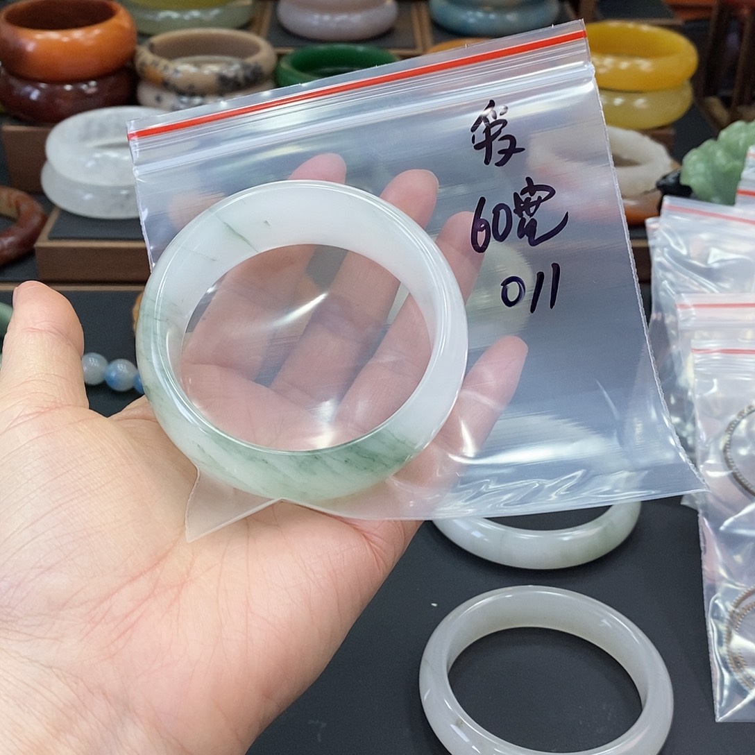 爱***的未镶嵌手镯石英质玉