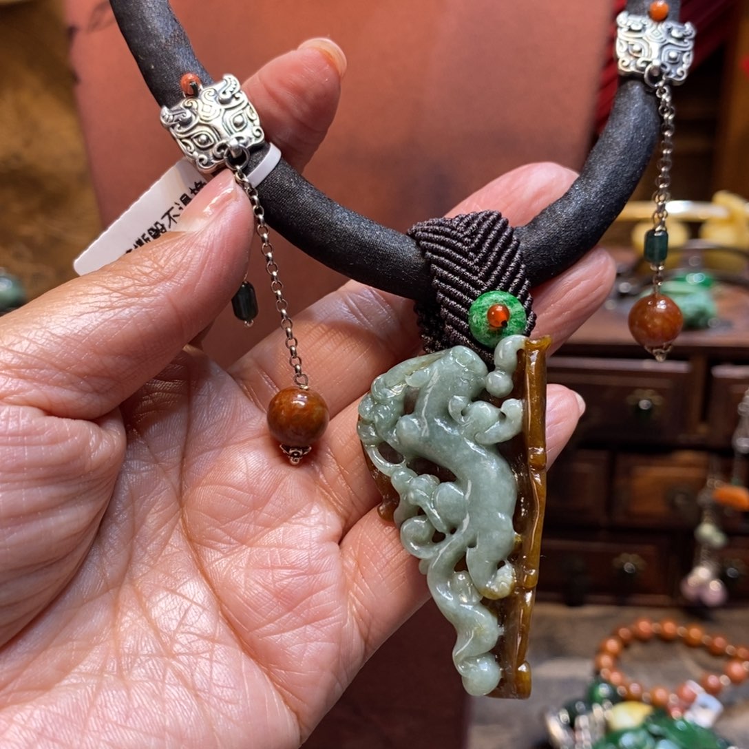 翡翠吊坠(赠链)未镶嵌