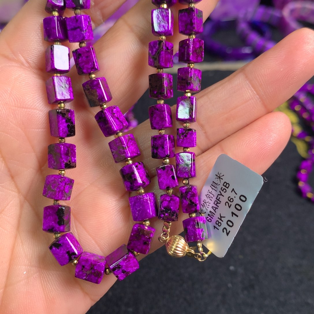 18K金镶嵌苏纪石（舒俱来）红丝绒项链心**动