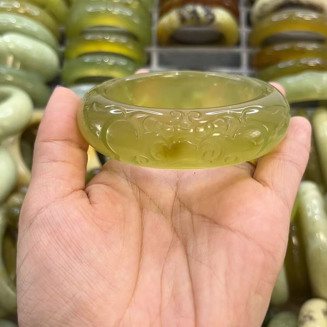 岫玉手镯绿底冰透雕花兽面57.7圈口胖圆