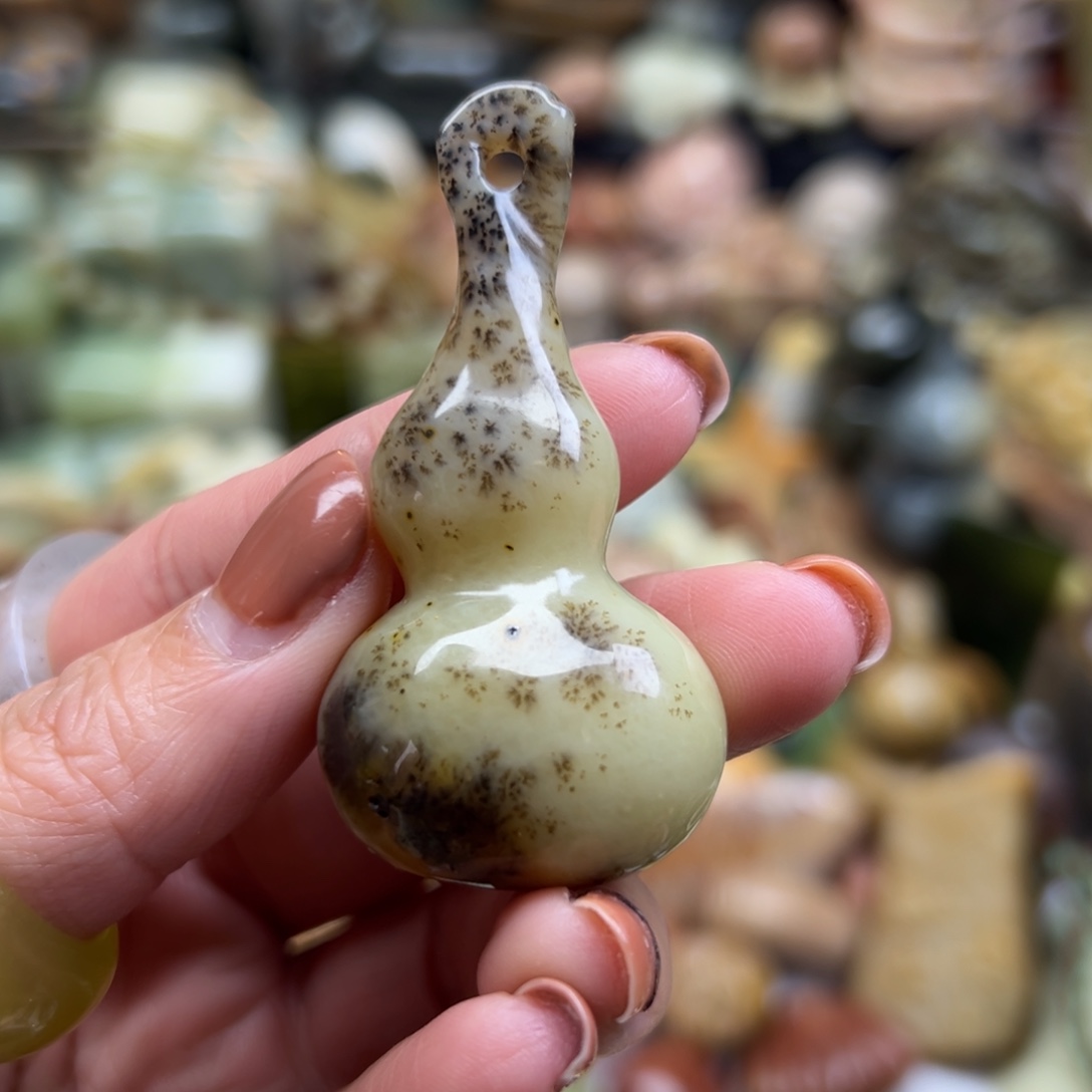 岫玉未镶嵌颈饰辽阳水草葫芦有瑕